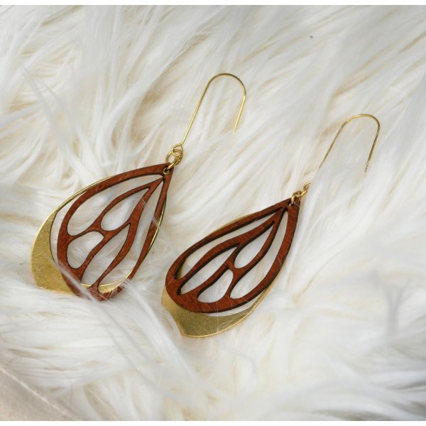 Brincos de asa em madeira de cerejeira sobre oval em lat&atilde;o dourado