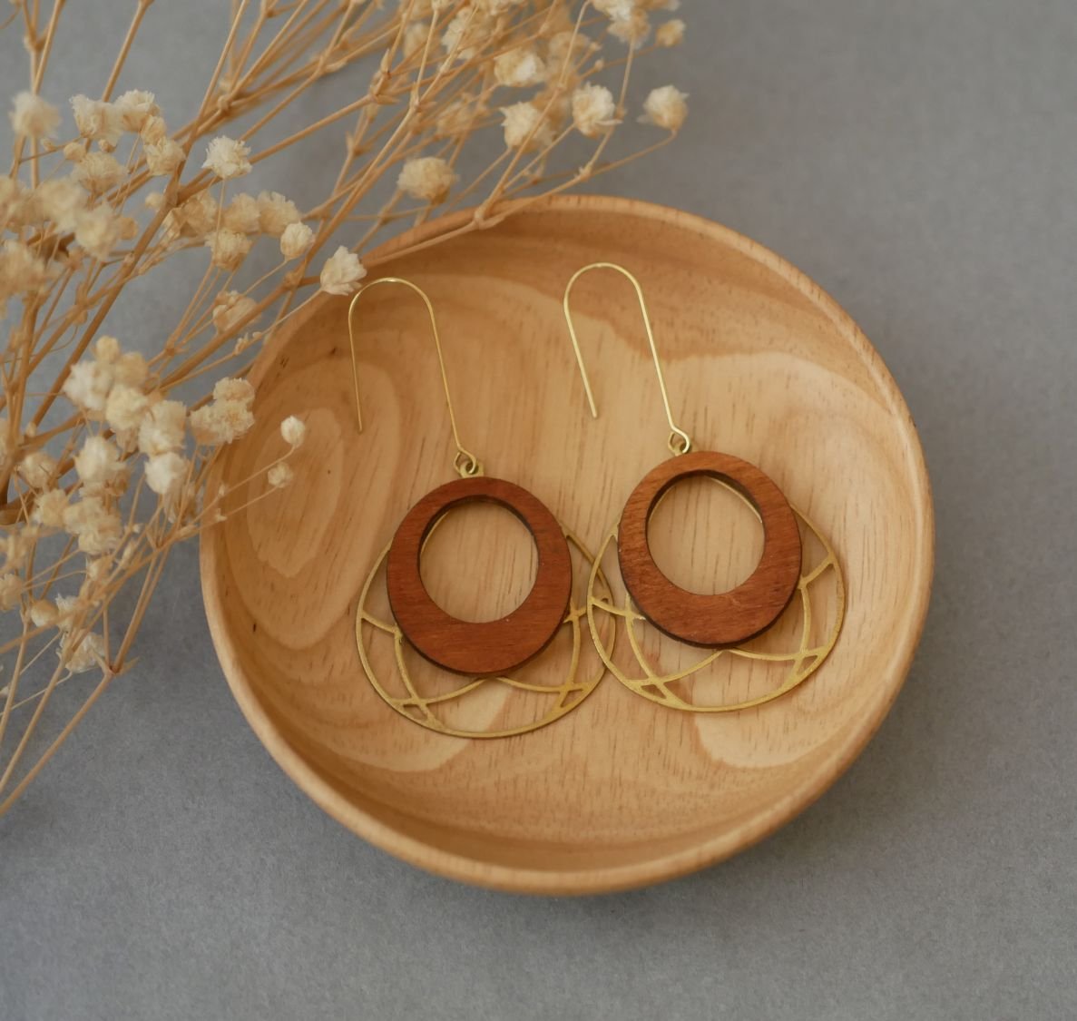Brincos de asa em madeira de cerejeira sobre uma estrutura oval em latão dourado
