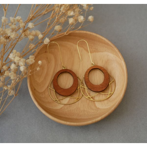 Brincos de asa em madeira de cerejeira sobre uma estrutura oval em lat&atilde;o dourado