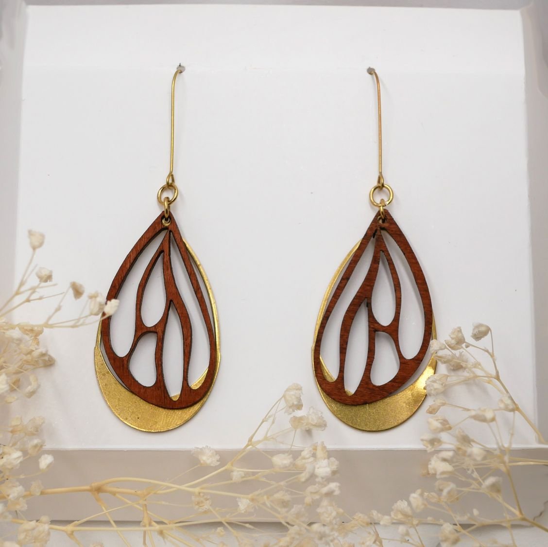 Brincos de asa em madeira de cerejeira sobre oval em latão dourado