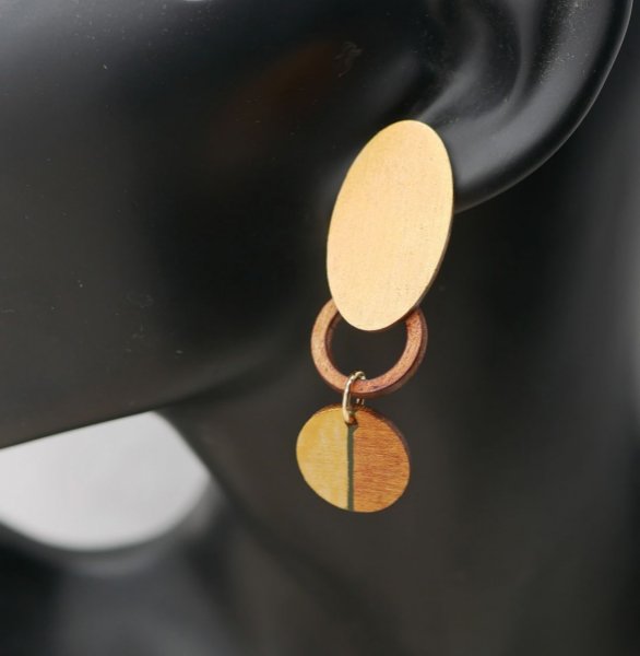 Brincos em madeira de cerejeira e banhados a ouro