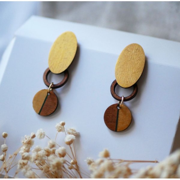 Brincos em madeira de cerejeira e banhados a ouro