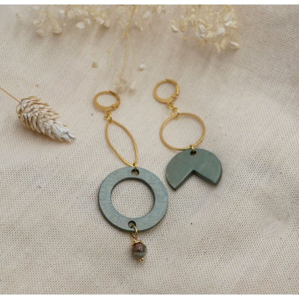 Brincos geom&eacute;tricos assim&eacute;tricos em madeira e lat&atilde;o dourado