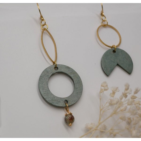 Brincos geom&eacute;tricos assim&eacute;tricos em madeira e lat&atilde;o dourado