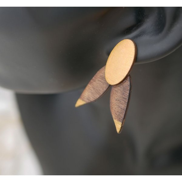 Brincos de cigarra em madeira de nogueira e dourada 