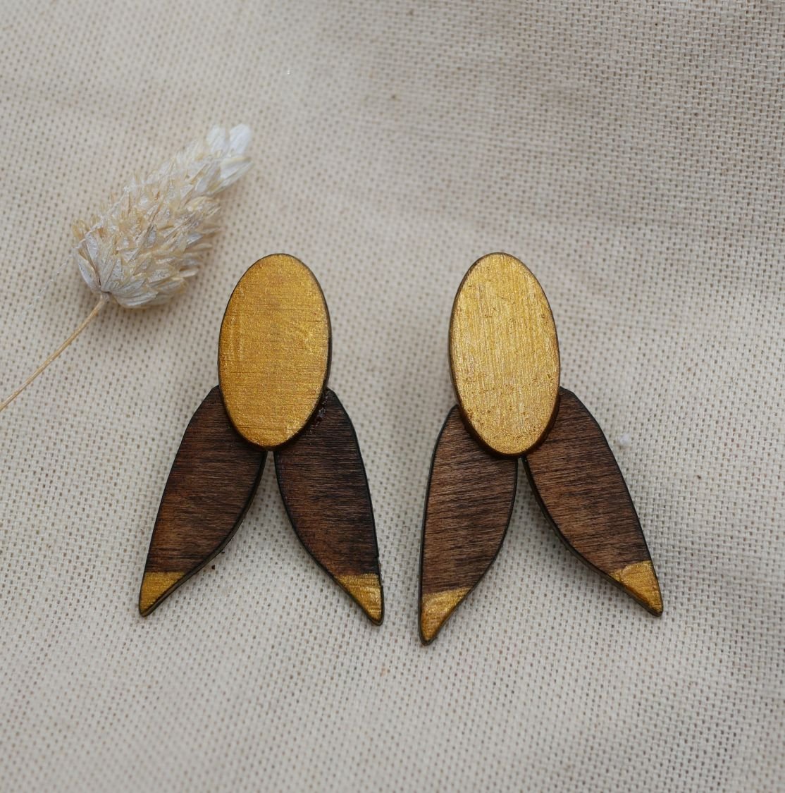 Brincos de cigarra em madeira de nogueira e dourada 