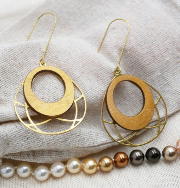 Brincos de madeira oval banhados a ouro sobre borla de lat&atilde;o de trabalho aberto