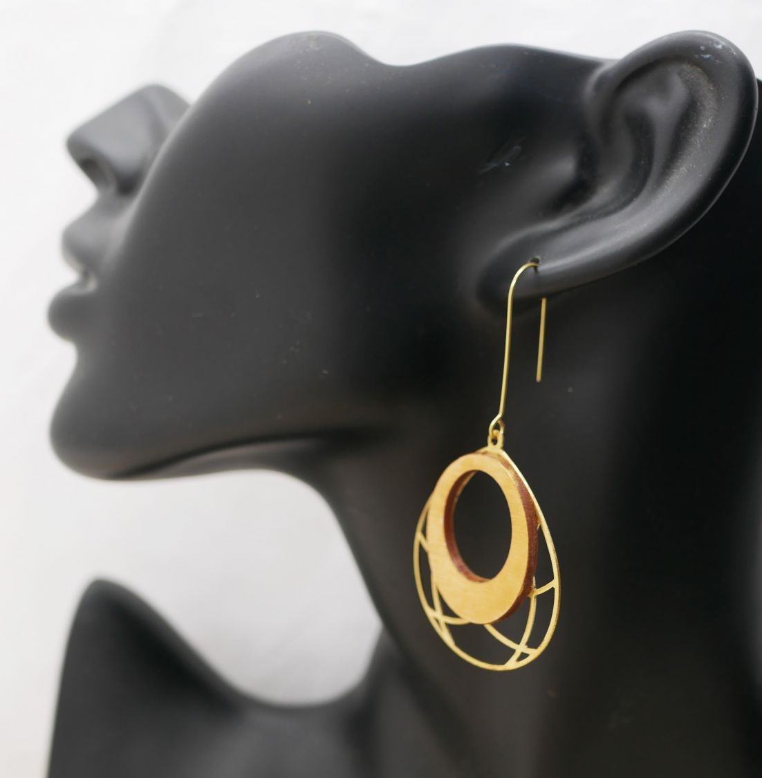 Brincos de madeira oval banhados a ouro sobre borla de latão de trabalho aberto