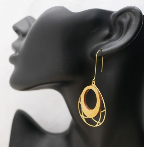 Brincos de madeira oval banhados a ouro sobre borla de lat&atilde;o de trabalho aberto