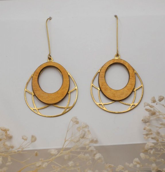 Brincos de madeira oval banhados a ouro sobre borla de lat&atilde;o de trabalho aberto