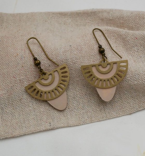 Boucles d'oreilles bois p&ecirc;che et arc-en-ciel laiton 