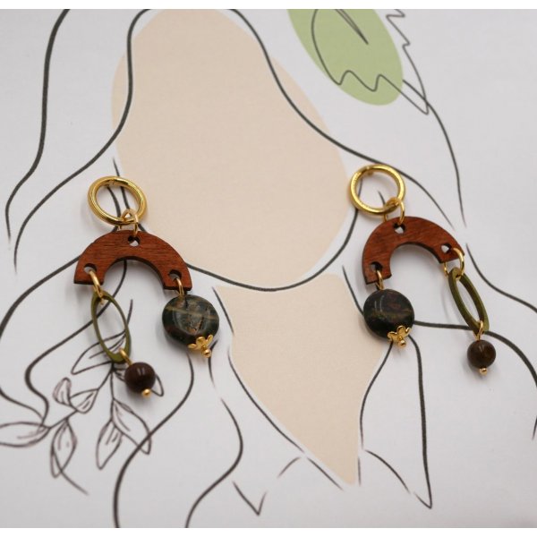 Brincos de madeira, pedra preciosa e lat&atilde;o dourado