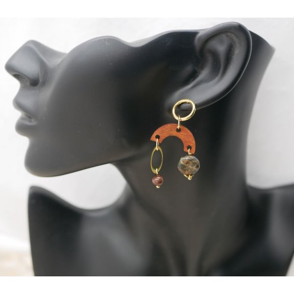 Brincos de madeira, pedra preciosa e lat&atilde;o dourado