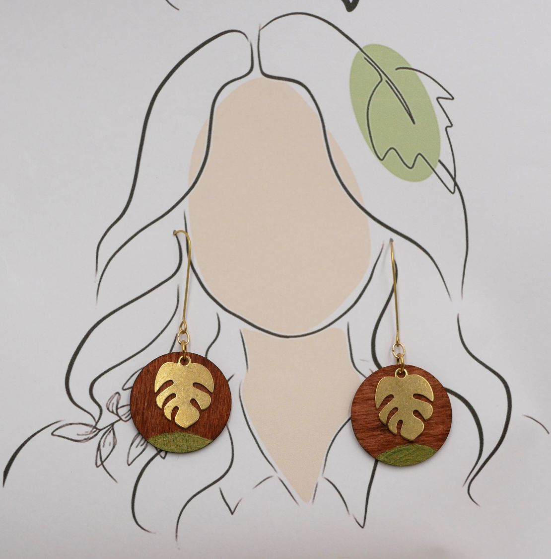 Brincos de madeira de cerejeira e folha de monstera em latão dourado
