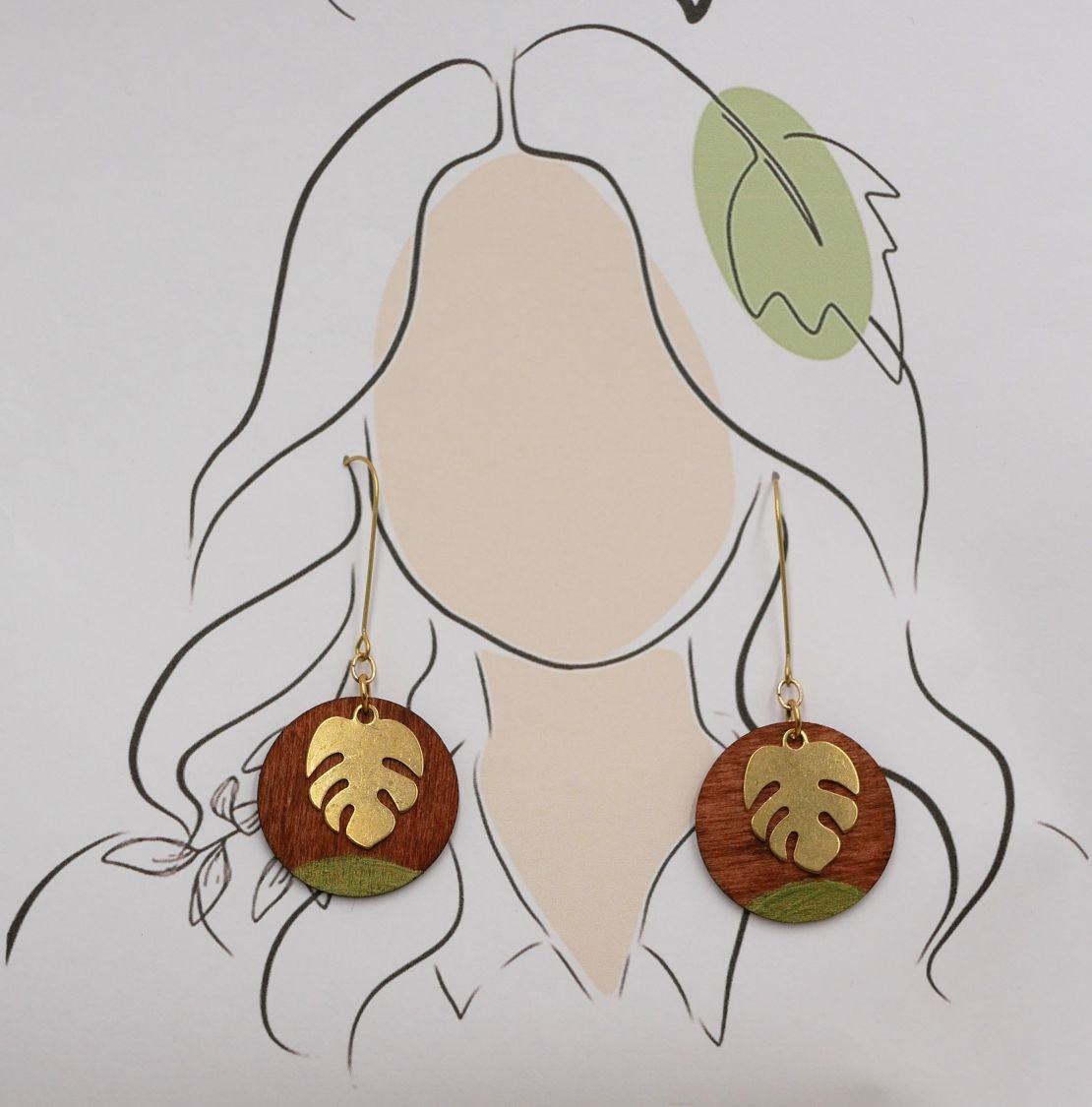 Brincos de madeira de cerejeira e folha de monstera em latão dourado
