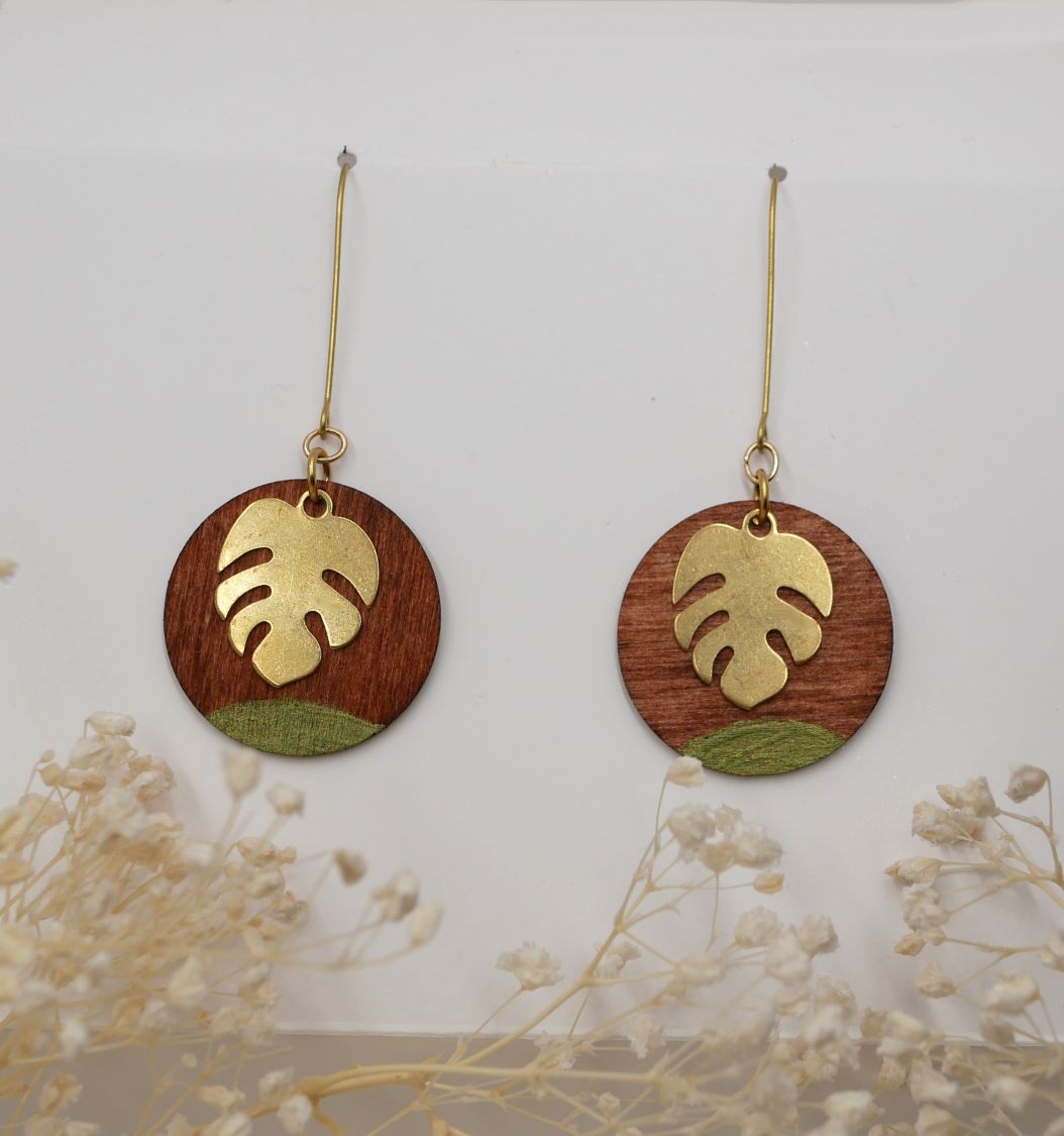 Brincos de madeira de cerejeira e folha de monstera em latão dourado