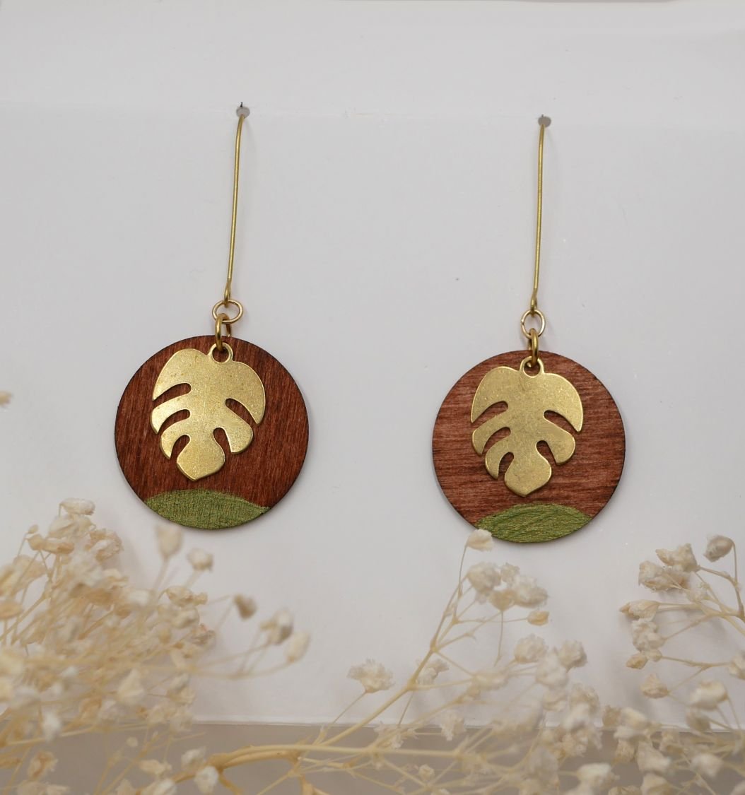 Brincos de madeira de cerejeira e folha de monstera em latão dourado