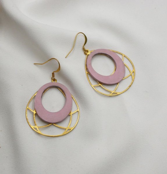 Boucles d'oreilles bois rose pastel sur ovale ajour&eacute; en laiton dor&eacute;