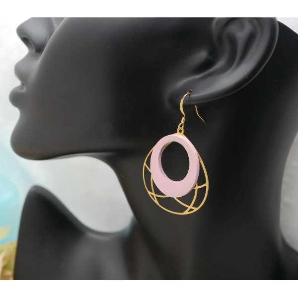 Boucles d'oreilles bois rose pastel sur ovale ajour&eacute; en laiton dor&eacute;