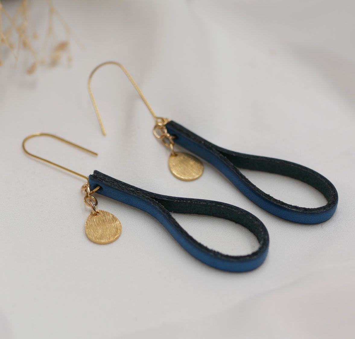 Brincos de couro azul com borla dourada