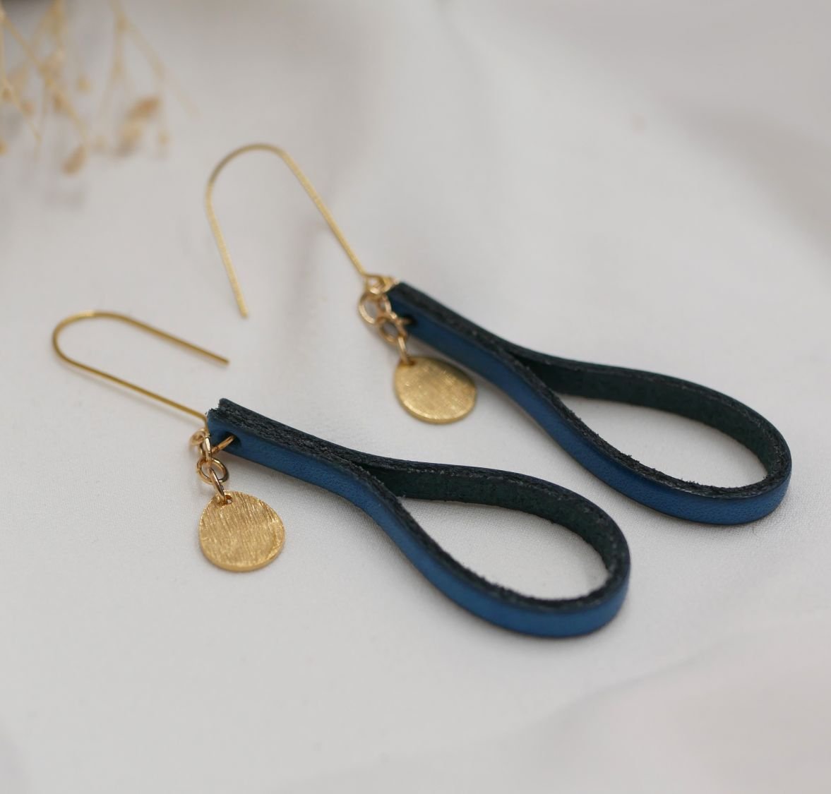 Brincos de couro azul com borla dourada