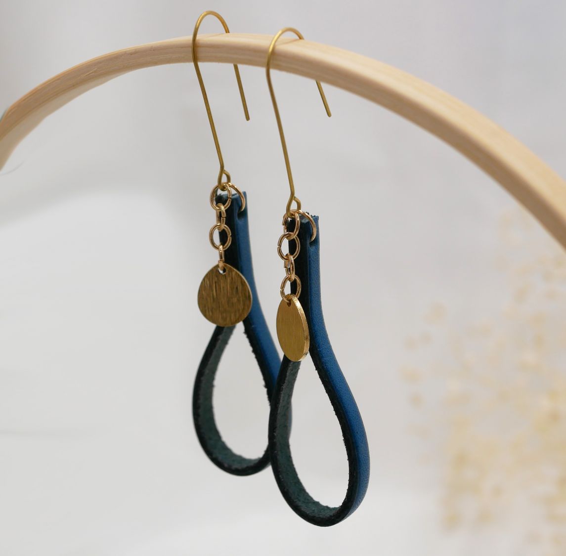 Brincos de couro azul com borla dourada