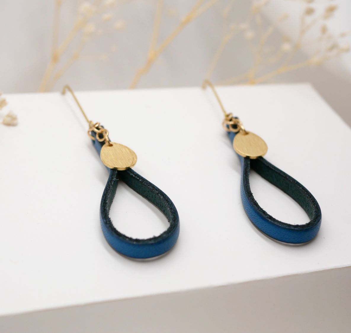 Brincos de couro azul com borla dourada