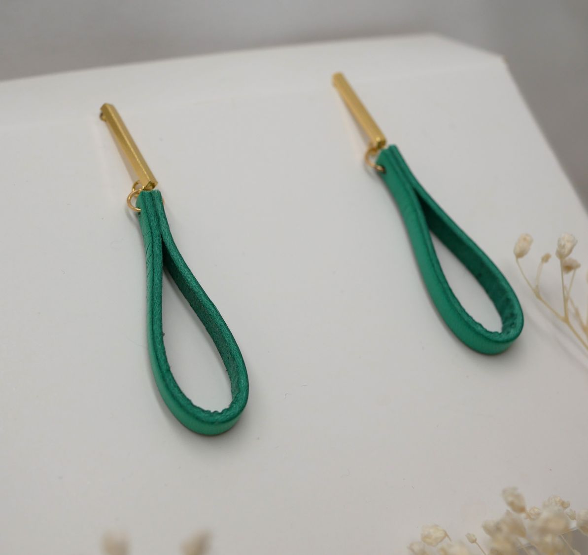 Brincos de couro de jade com tachas longas rectangulares douradas