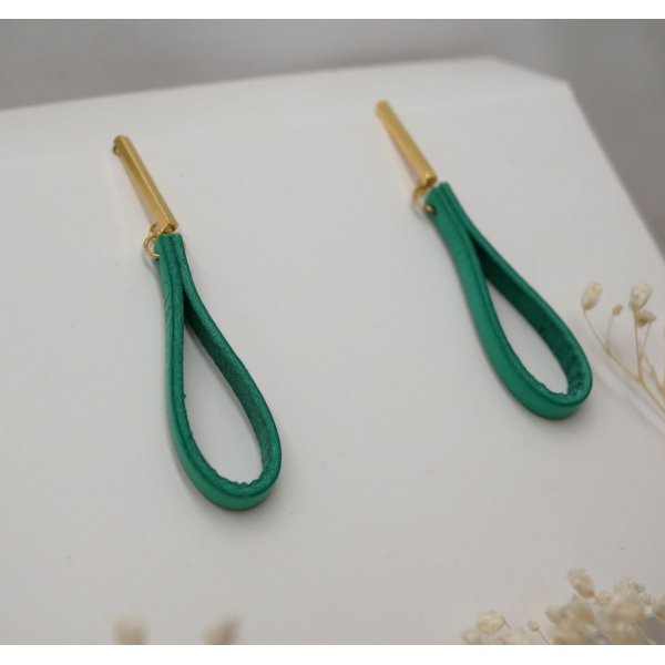 Brincos de couro de jade com tachas longas rectangulares douradas