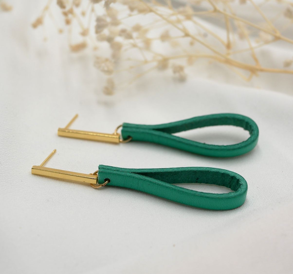 Brincos de couro de jade com tachas longas rectangulares douradas