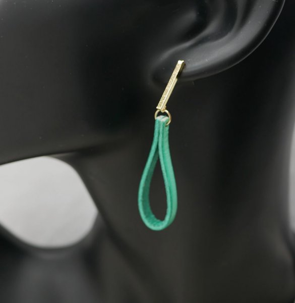 Brincos de couro de jade com tachas longas rectangulares douradas