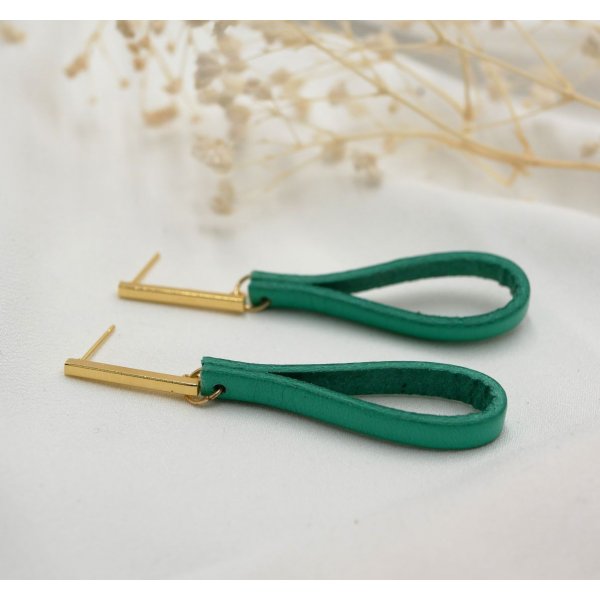 Brincos de couro de jade com tachas longas rectangulares douradas
