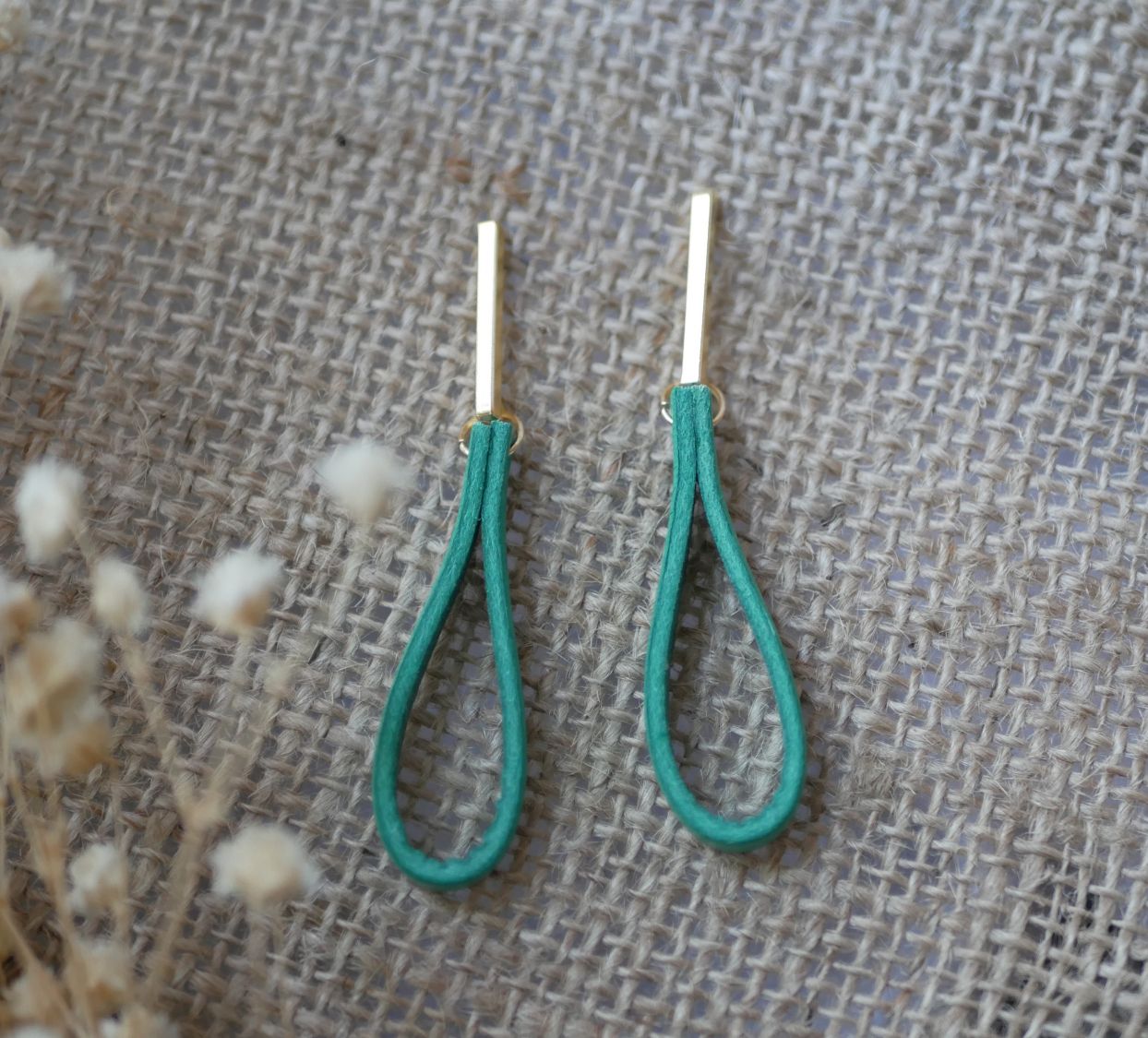 Brincos de couro de jade com tachas longas rectangulares douradas