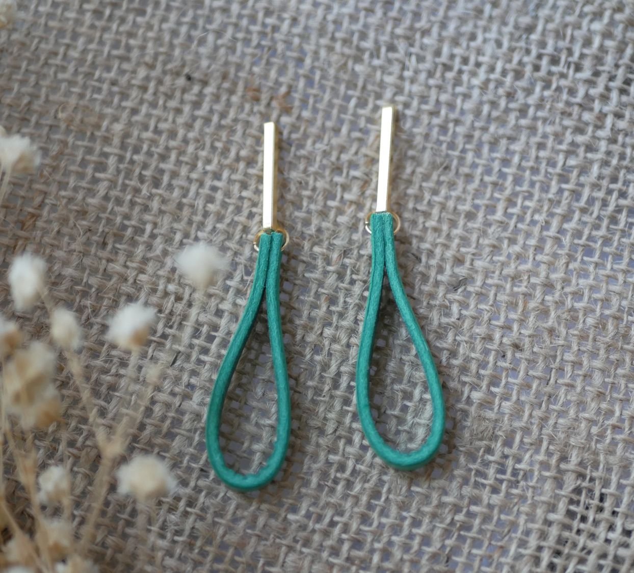 Brincos de couro de jade com tachas longas rectangulares douradas