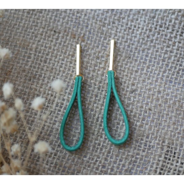 Brincos de couro de jade com tachas longas rectangulares douradas