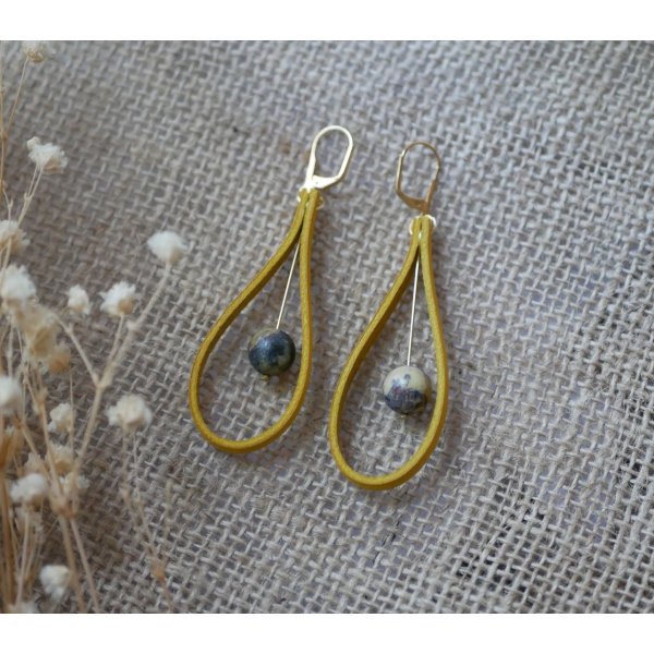 Brincos de couro amarelo mostarda e pedra preciosa 