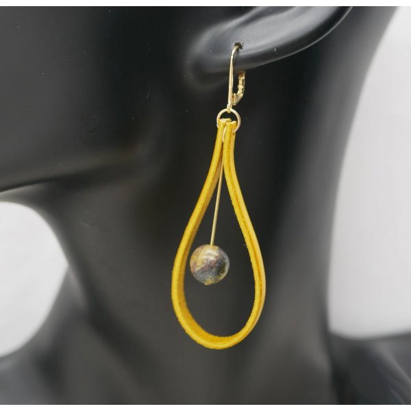 Brincos de couro amarelo mostarda e pedra preciosa 