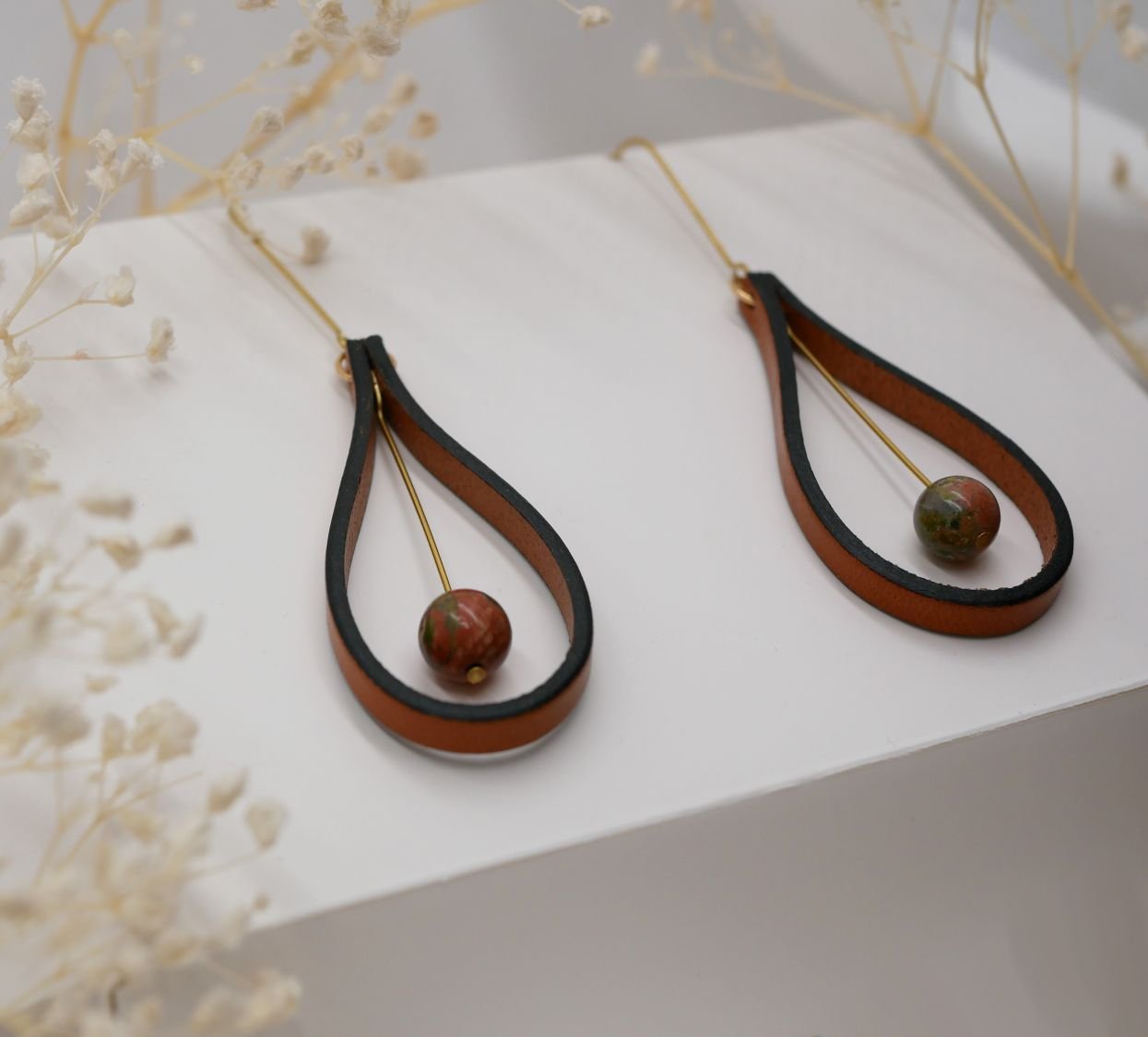 Brincos de couro castanho e pedras preciosas Unakite