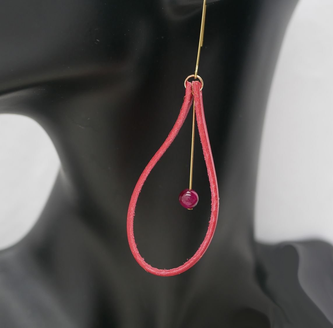 Brincos de couro vermelho coral com pérolas a condizer