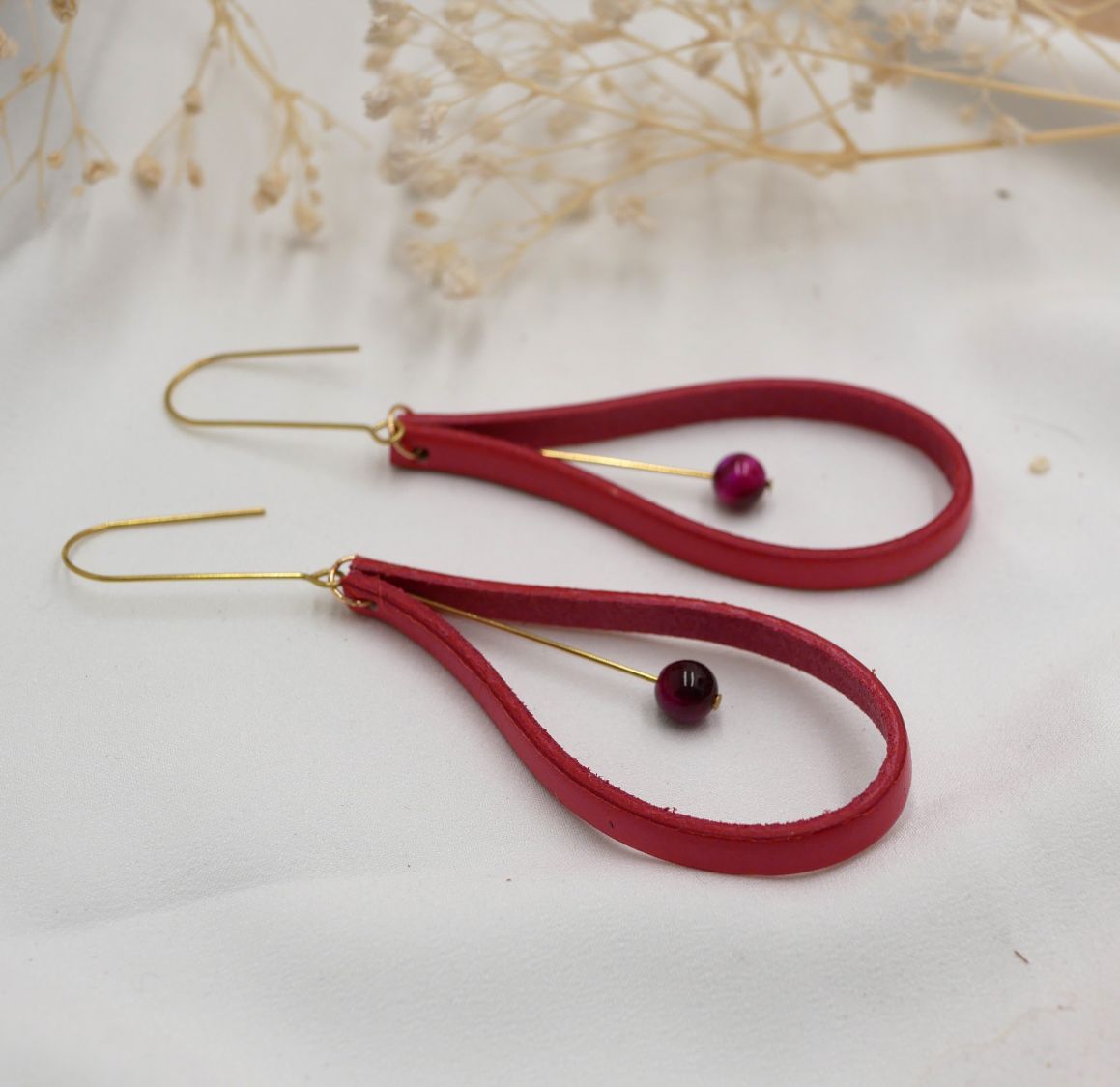 Brincos de couro vermelho coral com pérolas a condizer