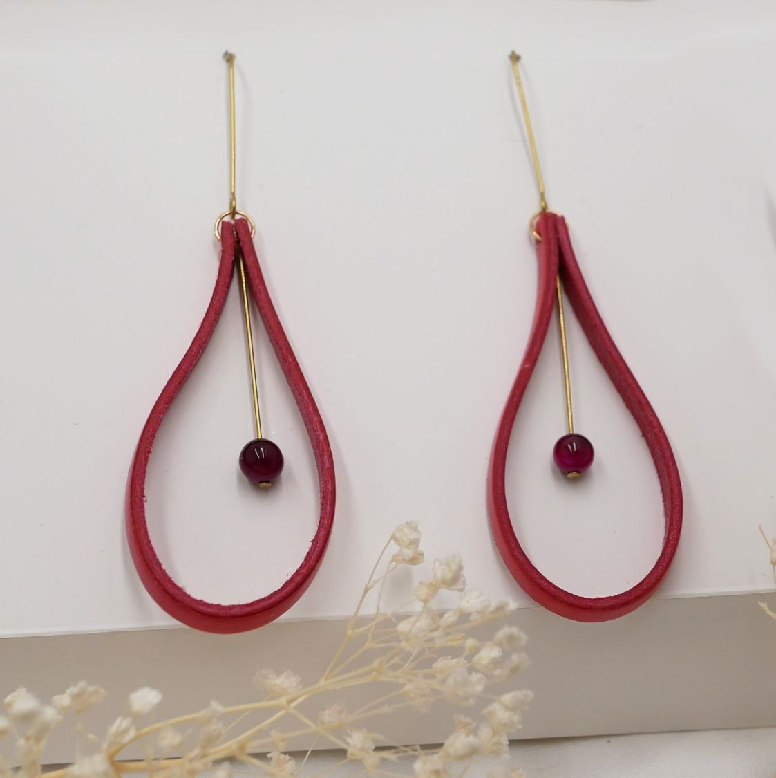 Brincos de couro vermelho coral com pérolas a condizer
