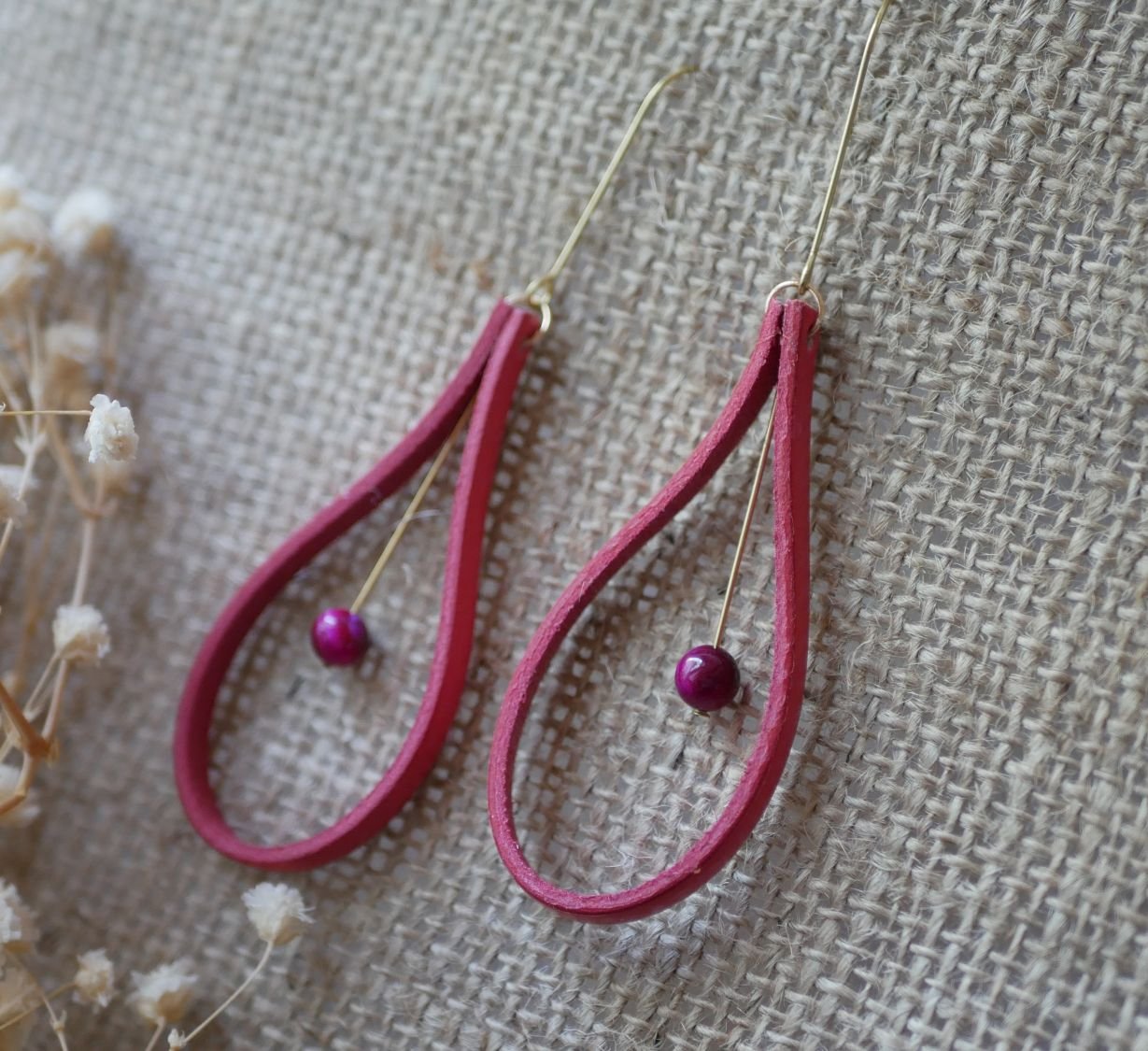 Brincos de couro vermelho coral com pérolas a condizer