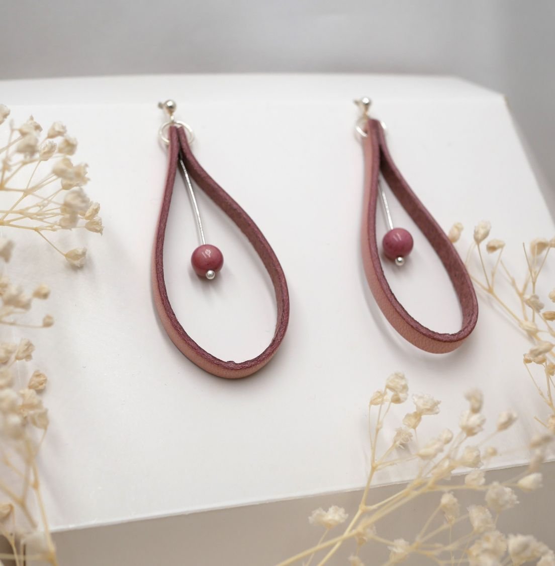 Brincos antigos de couro rosa em 925 tachas de prata 