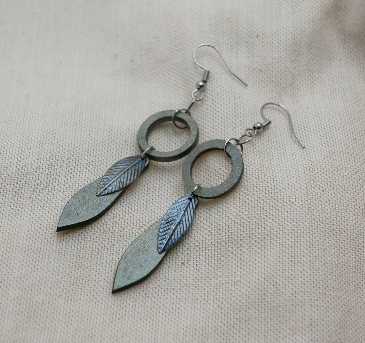 Brincos de madeira e de folhas metálicas com patina cinzenta e verde