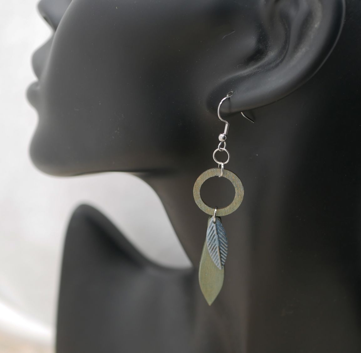Brincos de madeira e de folhas metálicas com patina cinzenta e verde