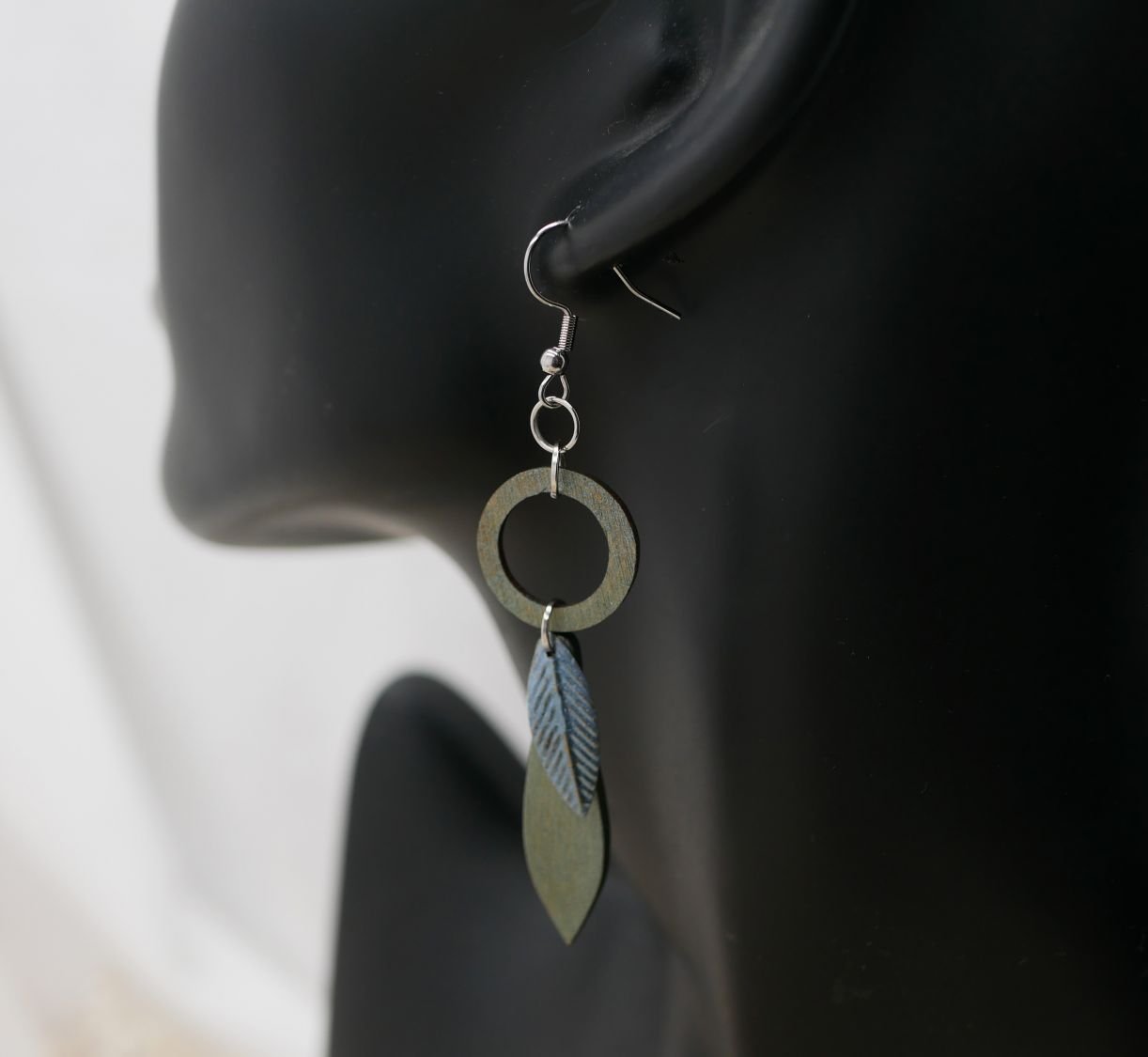 Brincos de madeira e de folhas metálicas com patina cinzenta e verde
