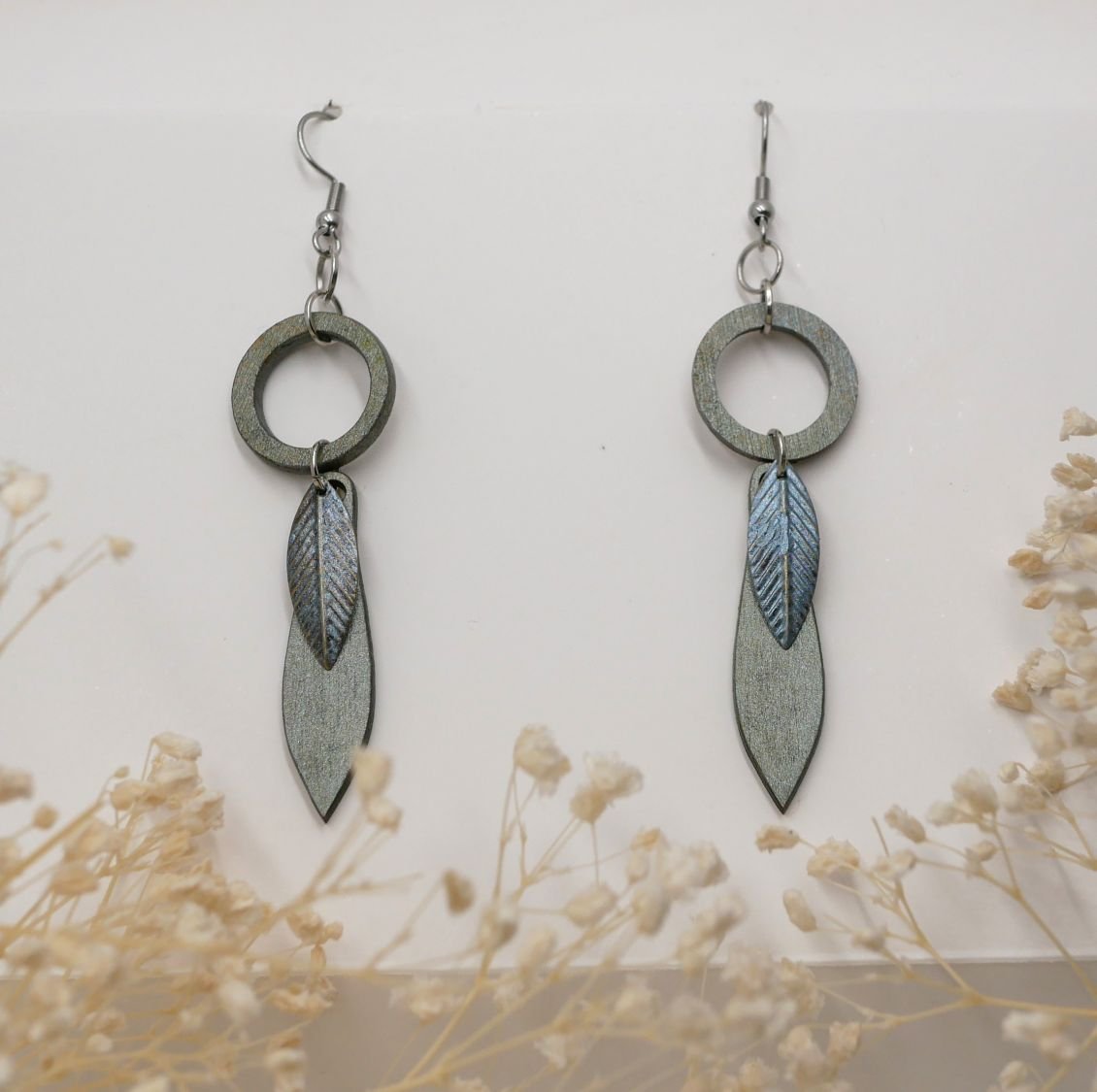 Brincos de madeira e de folhas metálicas com patina cinzenta e verde