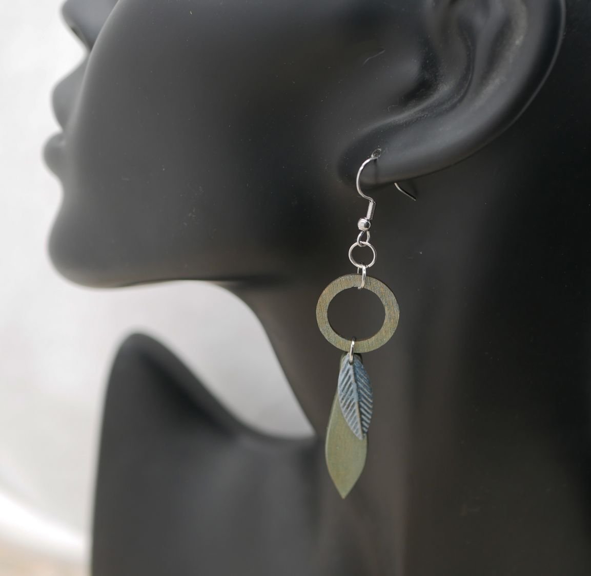 Brincos de madeira e de folhas metálicas com patina cinzenta e verde
