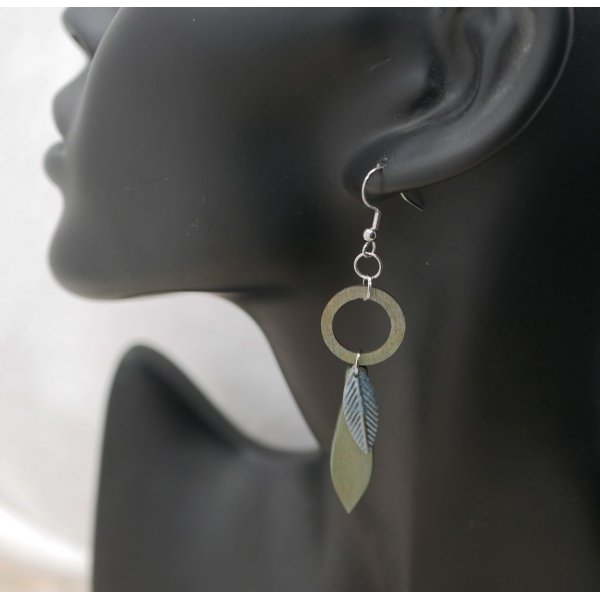 Brincos de madeira e de folhas met&aacute;licas com patina cinzenta e verde