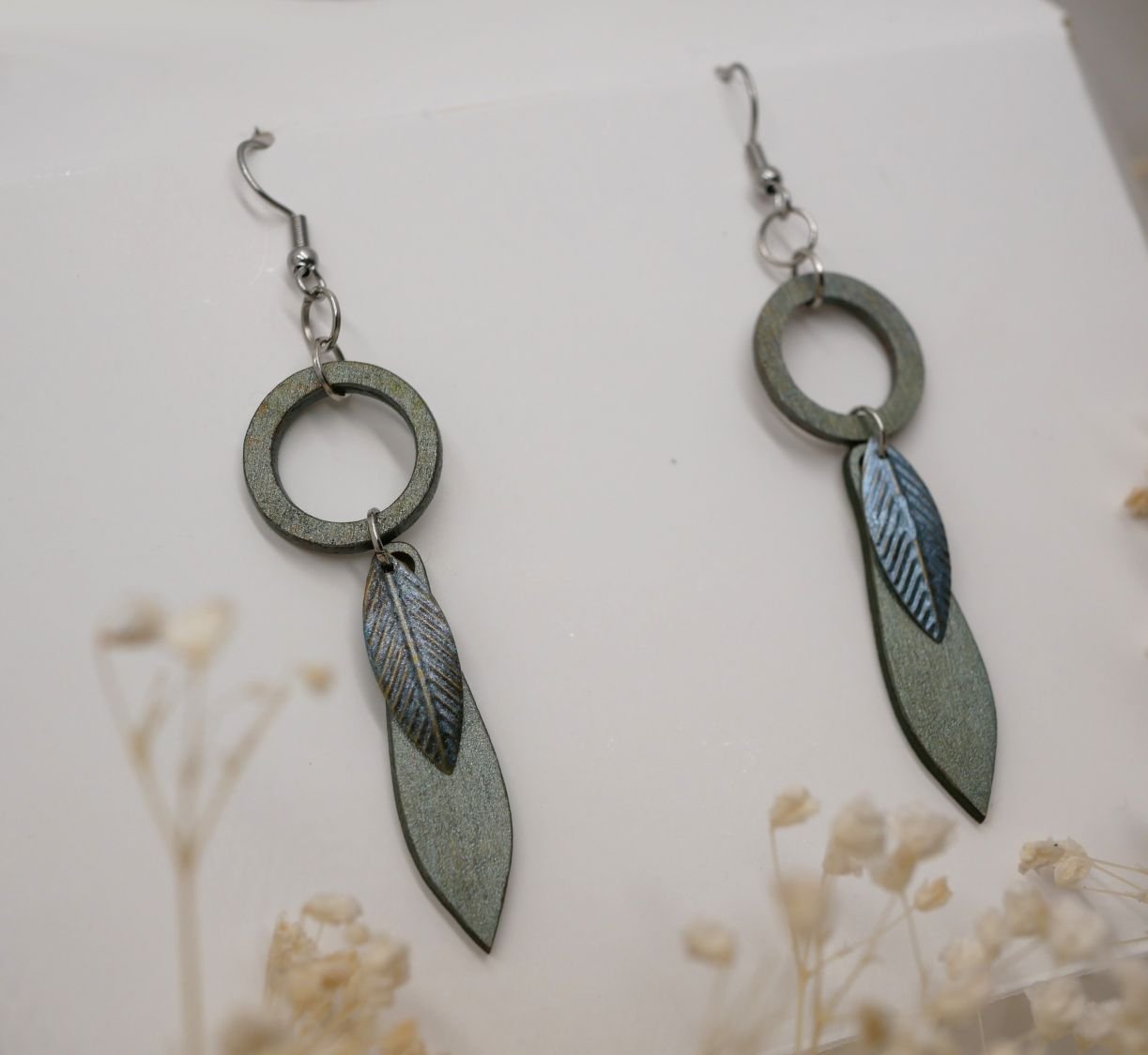 Brincos de madeira e de folhas metálicas com patina cinzenta e verde